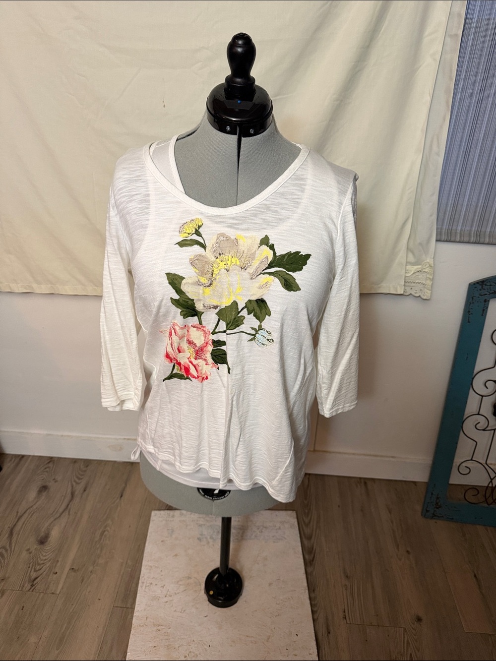 Chico's White Floral Appliqué Long Sleeve Tee